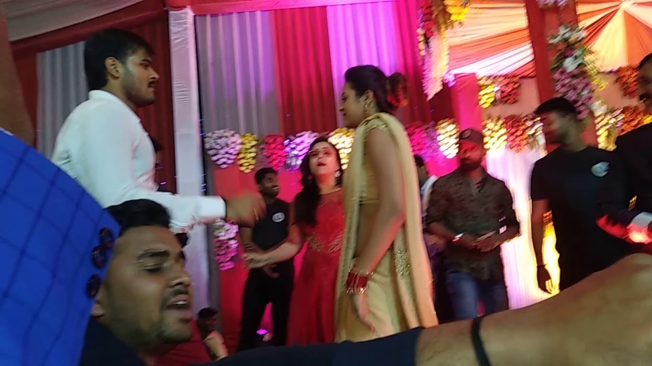 Kallu apne bade Bhai ke Saadi m dance karte huye kallu and yamni Singh
