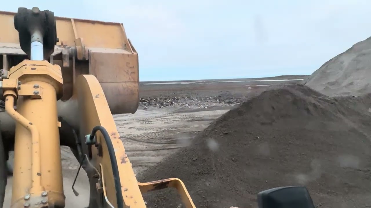 Loading haul truck with cat 980G loader