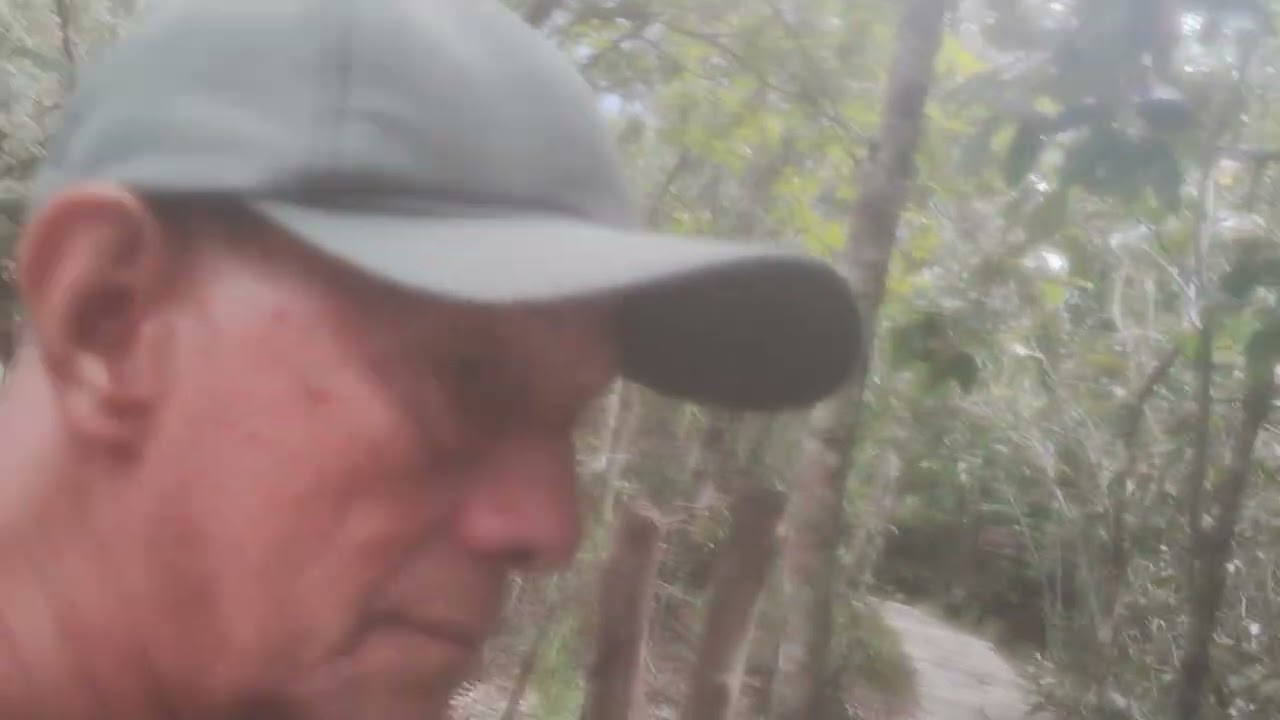 Trilha para as cachoeiras, salto do Corumbá GO.