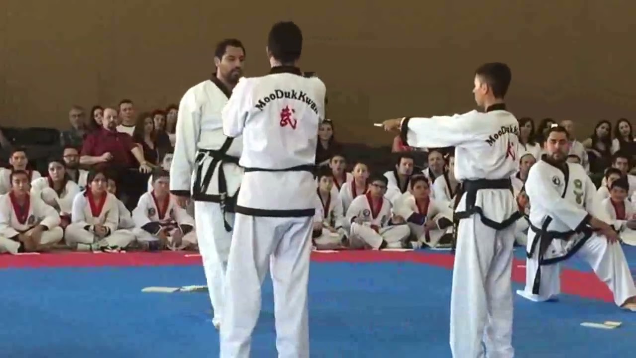 Taekwondo moodukkwan Rompimiento de tablas examen de cintas negras