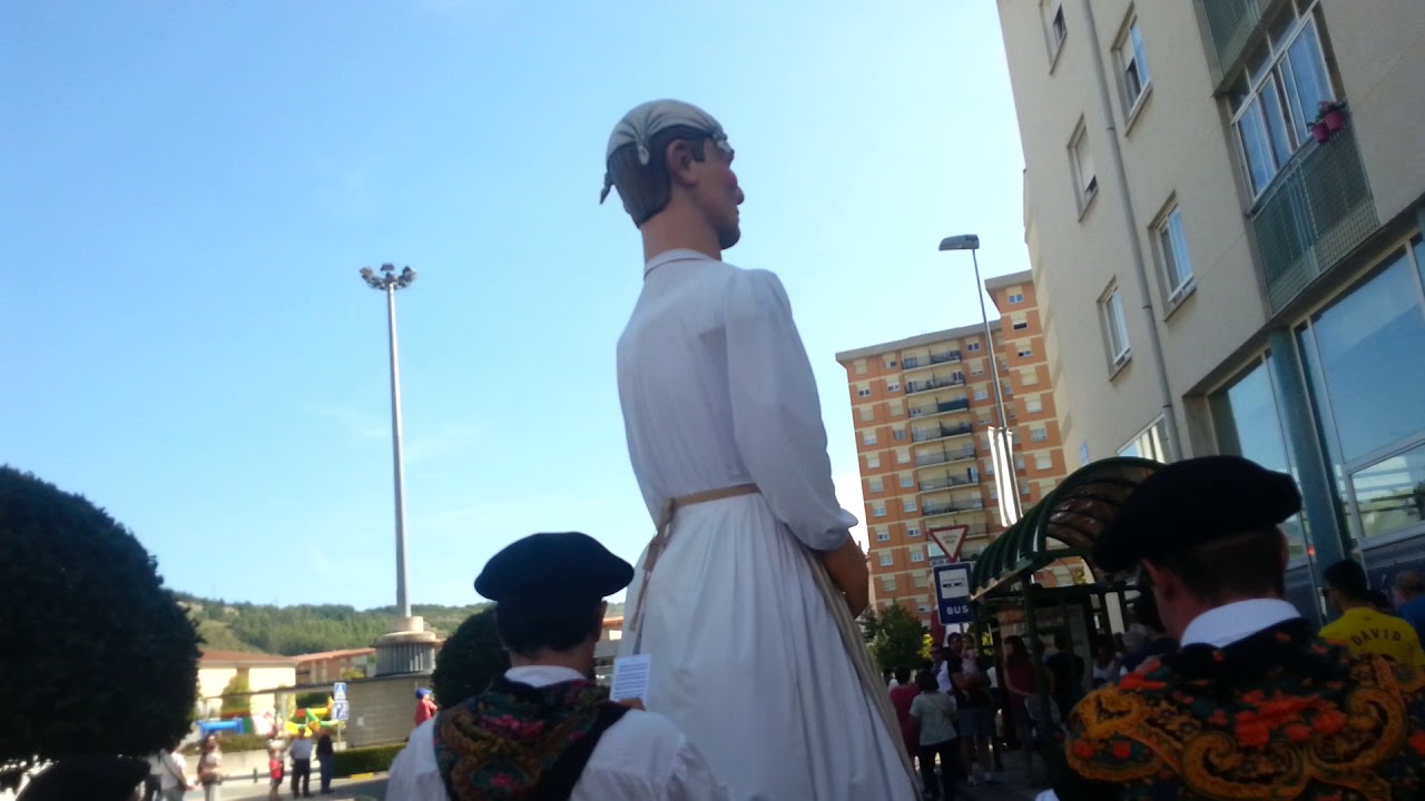 Pasacalles gigantes de la Rotxapea en Ansoain