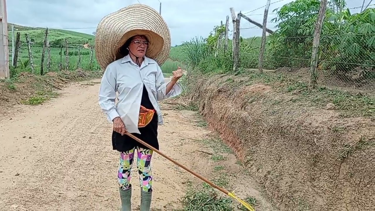 APARANDO OS MATOS DO LADO DE FORA DA CERCA COM A ROÇADEIRA