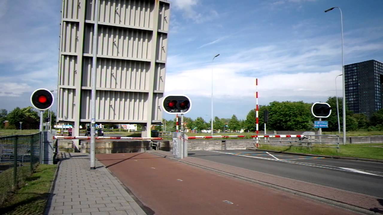 Brugopening Oostersluisbrug Groningen Basculebrug/ Drawbridge/ Pont Basculant/ Zugbr&uuml;cke