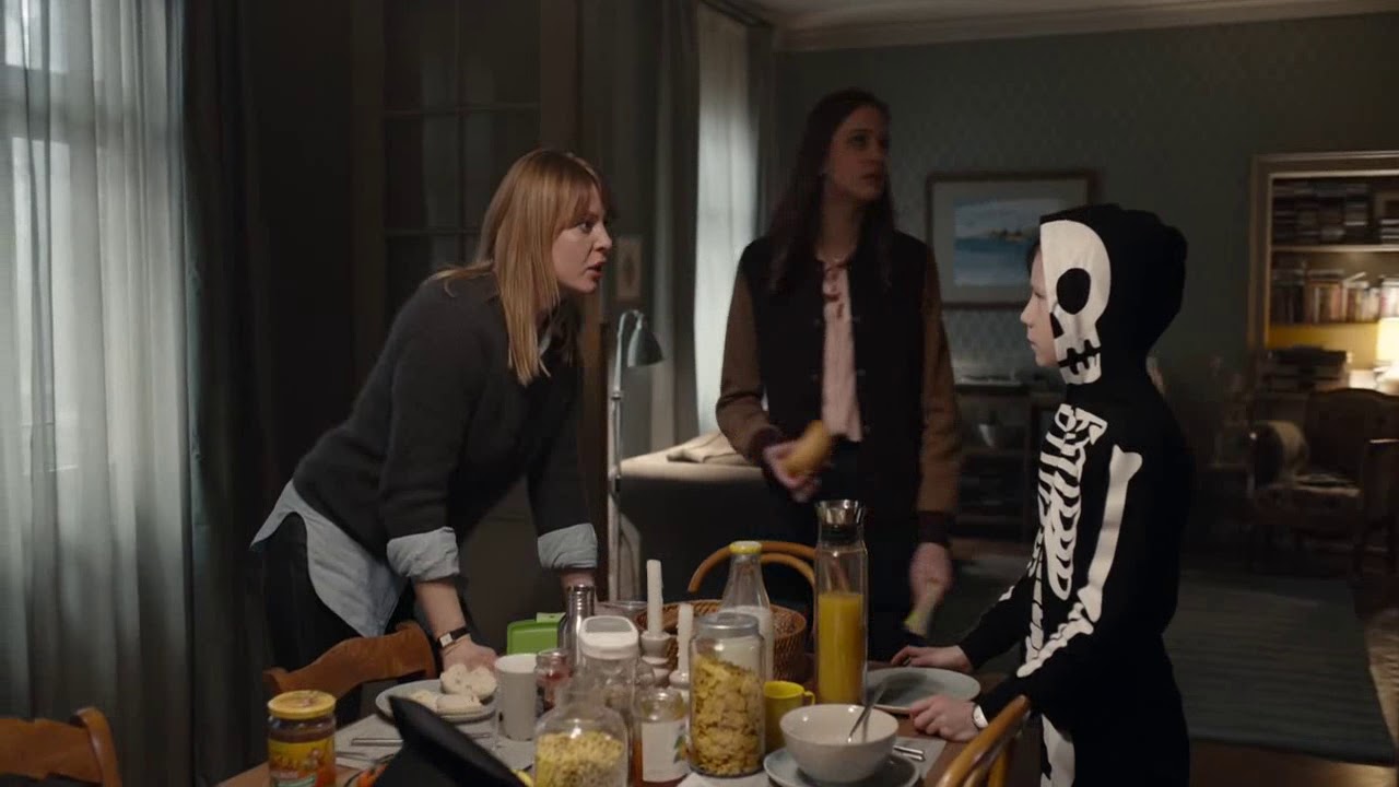 Scene: Dark - the Nielsen family introducer