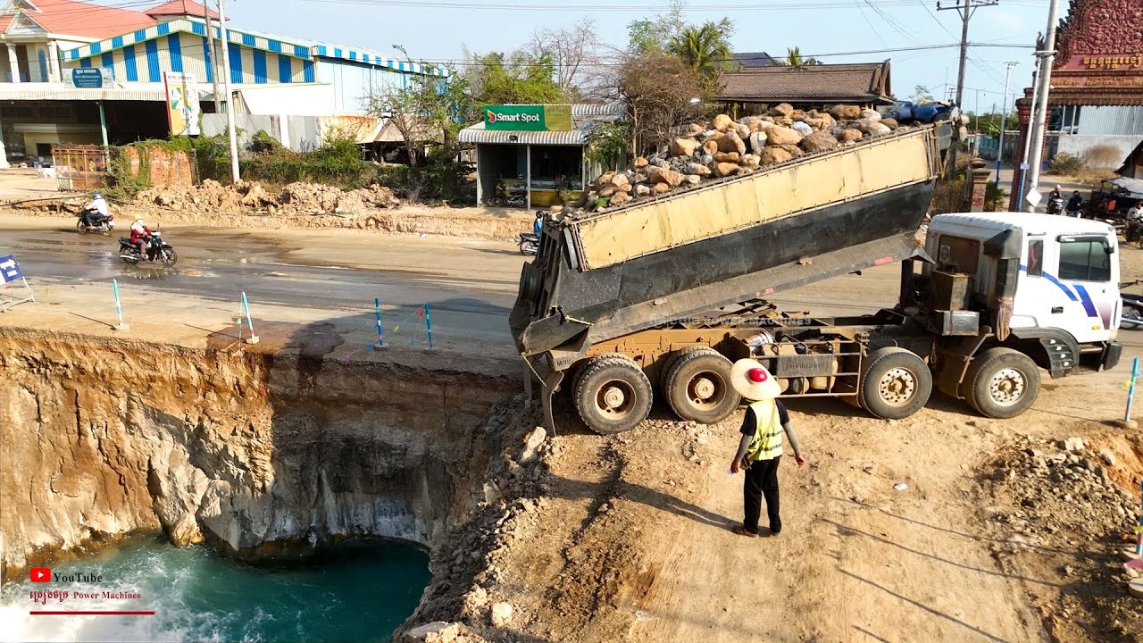 Excited Starting Skill Repair Cracked​ Road Zoom in​ Use Process With Vehicles 25t & Dozer KOMATS'U