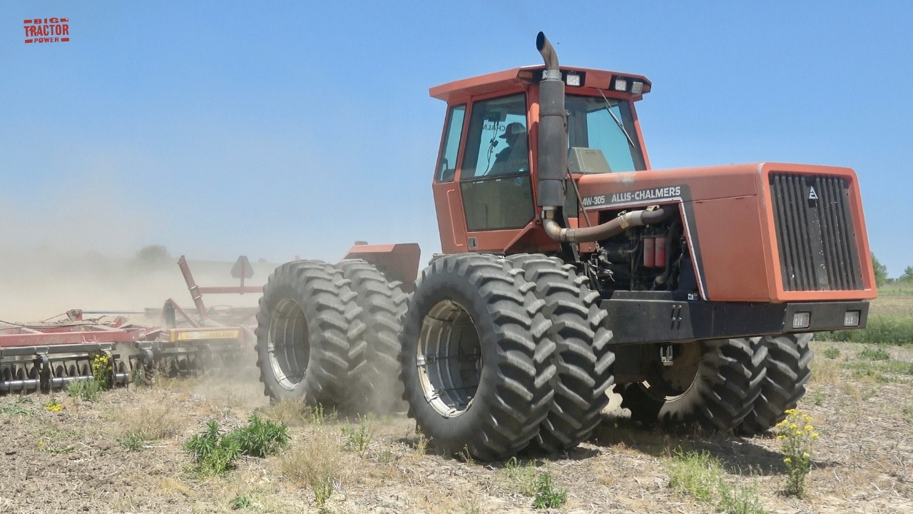 ALLIS-CHALMERS 4W-305 Tractor Disking