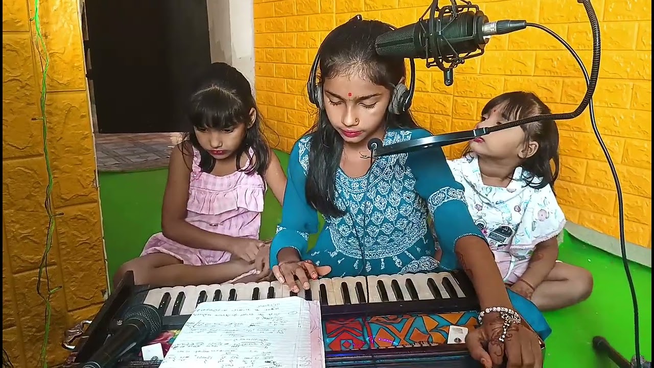 बहुत ही सुन्दर भजन जगदम्बा घर में दियारा बार आयनी हो हरमुनिया पर छोटी छोटी बच्ची बजा रही है