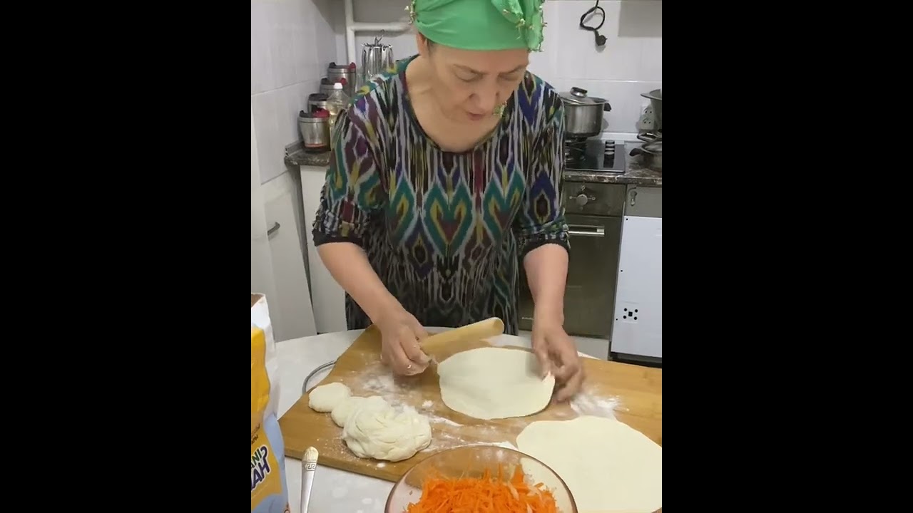 Жута нан , рулет с морковкой на пару.