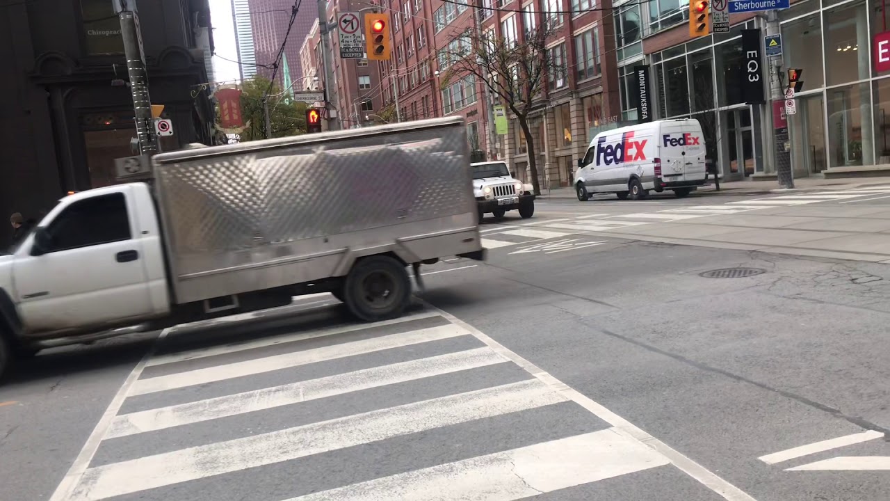 Toronto Fire Highrise 332 And District Chief 33 Responding