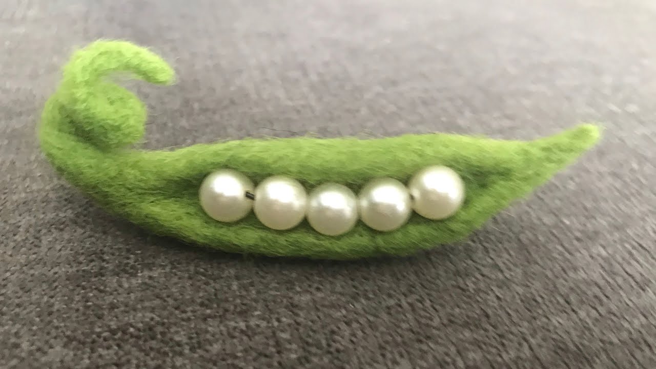 Needle felting a cute little pea pod brooch - tutorial