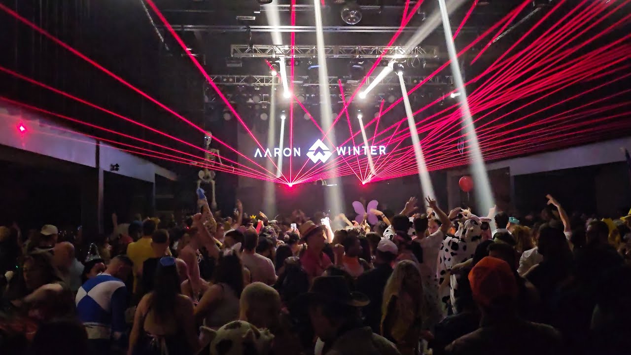 Aaron Winter passing decks to CASSIAN (London Music Hall) - Oct 31, 2025