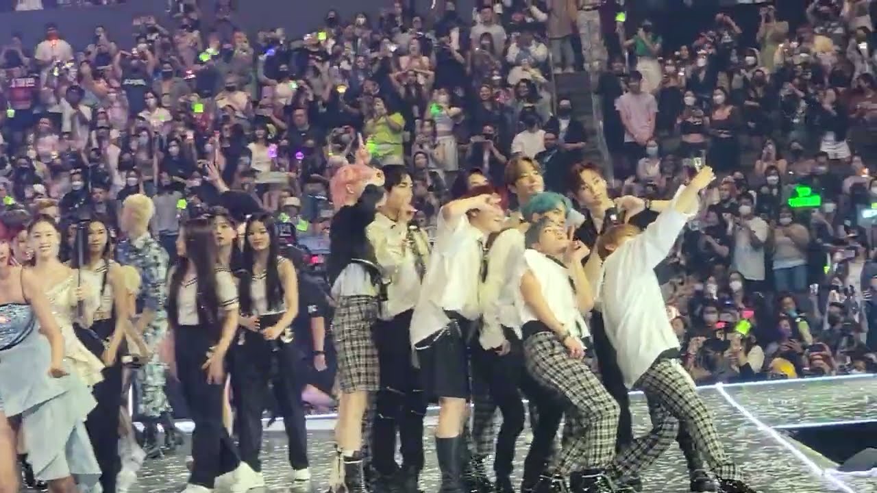 [FANCAM] 220821 LA Day 2 ~ All Artists Ending
