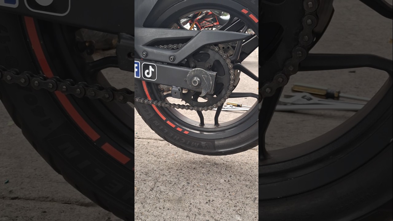 Como tensar la cadena de la Ns200?