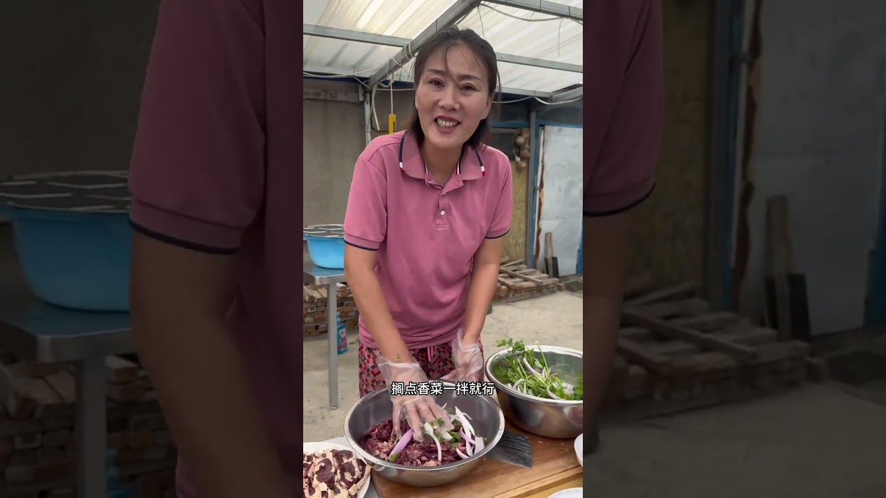 今天家里来客，苗苗用木墩子做一顿齐齐哈尔烤肉，小味没治了！#记录我的农村生活 #木墩子烤肉 #齐齐哈尔烤肉