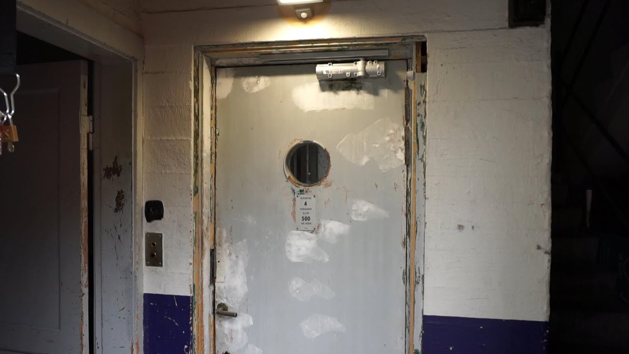 Grotty original 1955 Siemens traction elevator @ Travbanen (Racetrack), Charlottenlund, Denmark