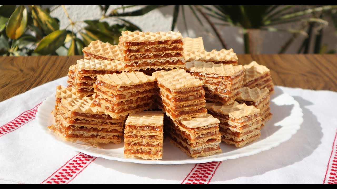Вафельный торт с карамельным кремом и грецкими орехами
