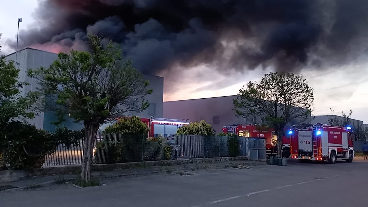 Incendio: ad Agnadello brucia una ditta di giocattoli