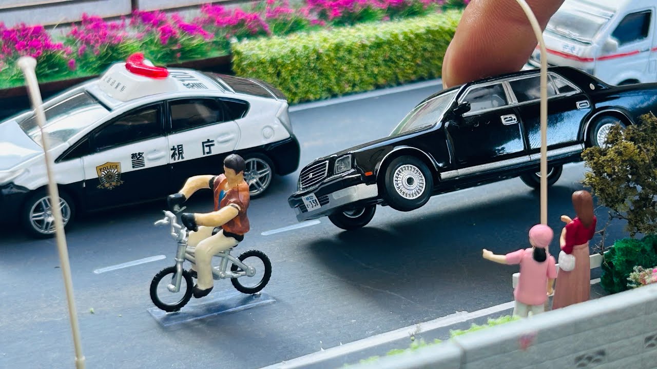 【日常】自転車危険運転　高級車にぶつけた末路…【働く車】 tomica Ambulance minicar runs in anemergency driving test