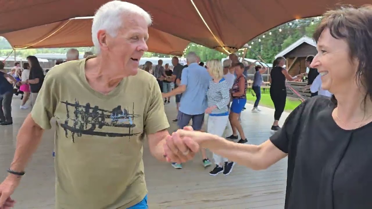I varje litet ögonkast med Sandins på festivalscena Dokka Camping 28.6.24 Dansnytt Jan Tore Eriksen