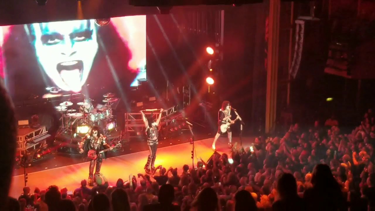 Kiss Kruise 8 indoor concert second show
