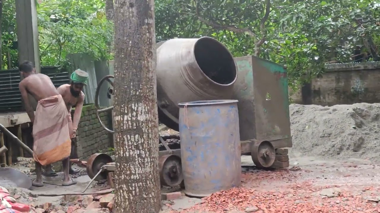 বৃষ্টির মধ্যেই ফ্লোর ঢালাই