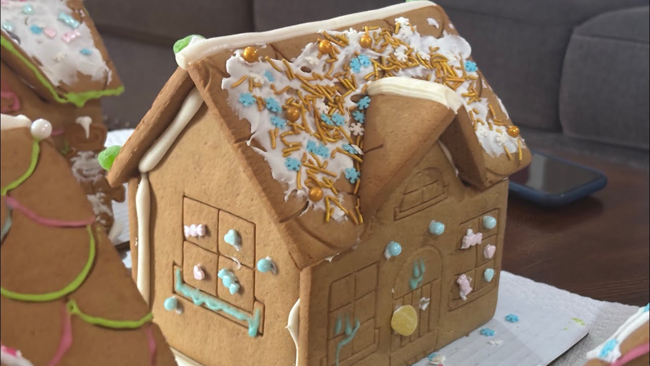 Decorating gingerbread house battle