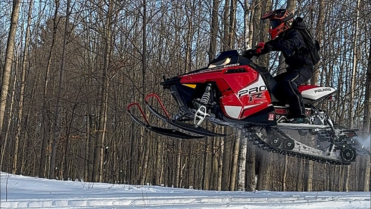 Jumping my New snowmobile!(Raw Footage) ￼
