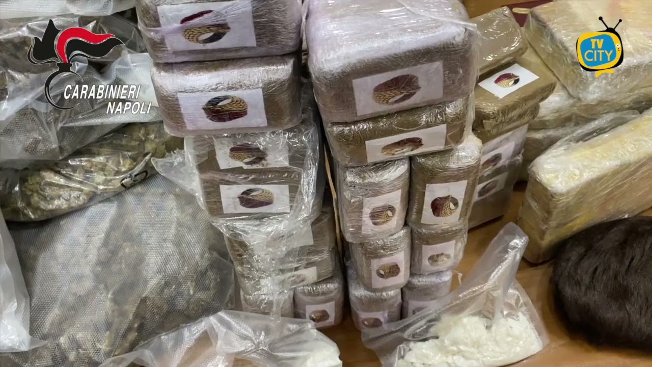 Parrucca e maschera tra i sequestri dei Carabinieri.Trovate armi e 26 chili di droga