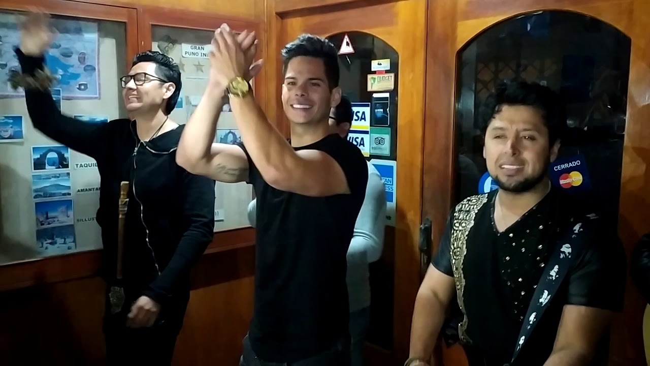 chila Jatun canta para su publico en la calle - PUNO 2019