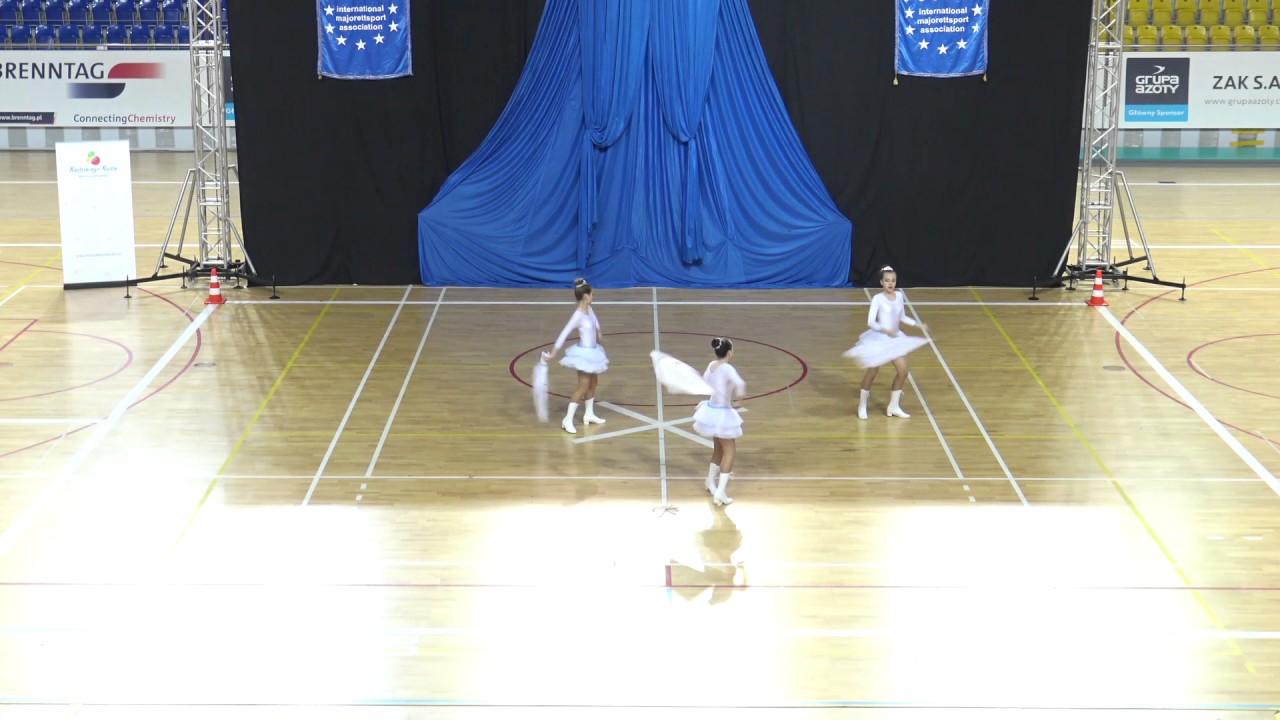 Zuzanna Mirowska, Zuzanna Florczak i Martyna Woszczyk MP 2017 trio flaga