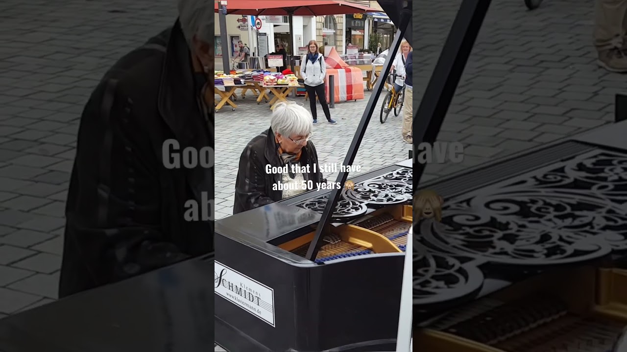 Former Professional Granny Pianist plays at an Open Piano in Bayreuth!