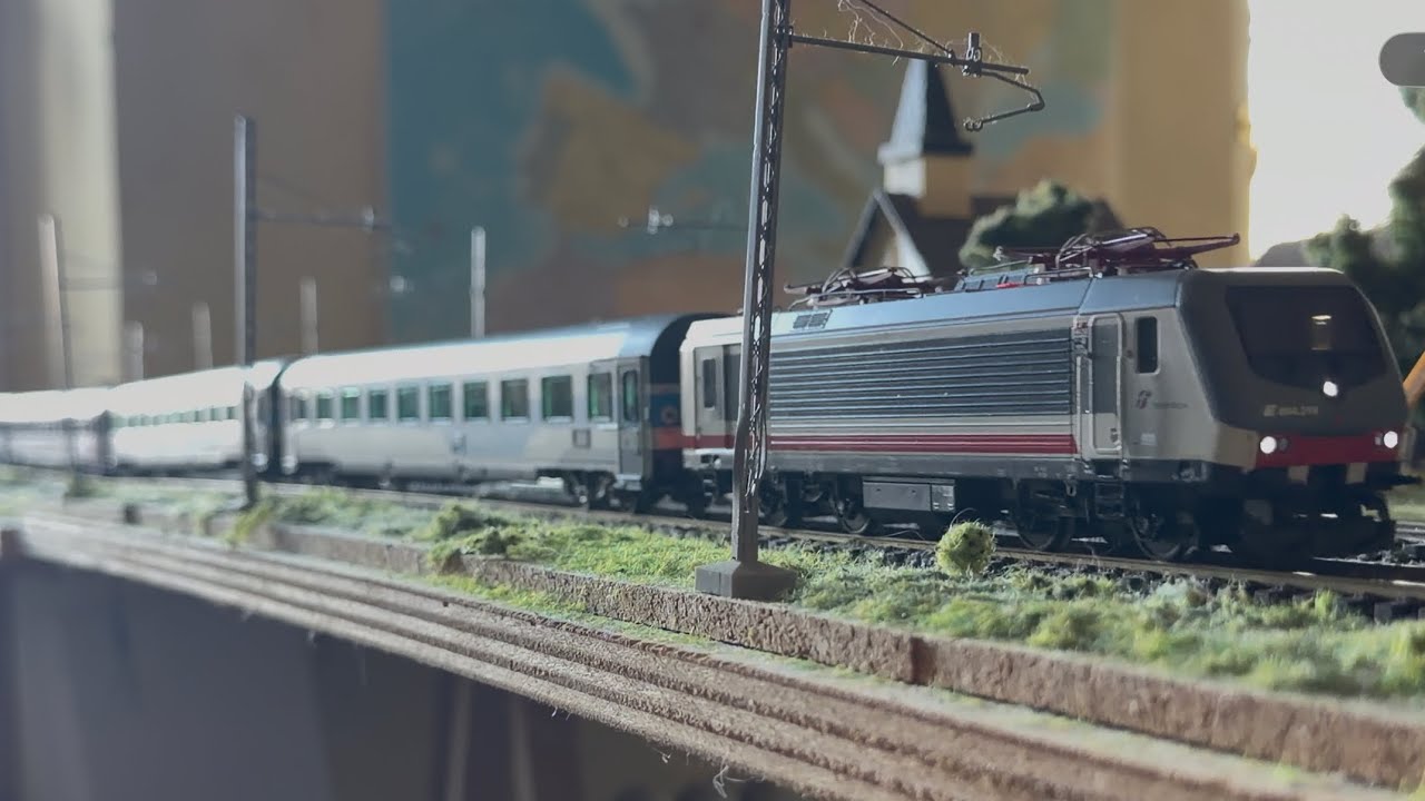 Intercity con E464 in transito nel corridoio! 