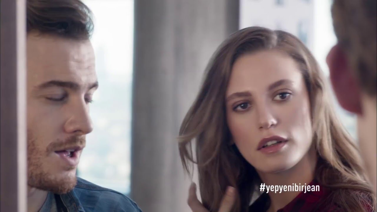 Serenay Sarıkaya & Kerem Bürsin - Çok mu çok modayız | Mavi