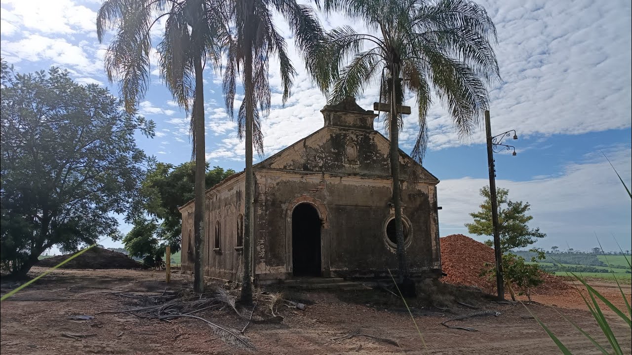 Igreja histórica muito antiga no meio do mato