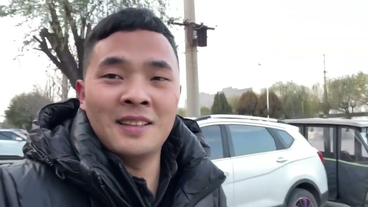 开子给亲戚们送苹果，老丈人又迷上货卡了，这次不买都不行了 #老丈人和女婿 #五菱货卡 #日常vlog