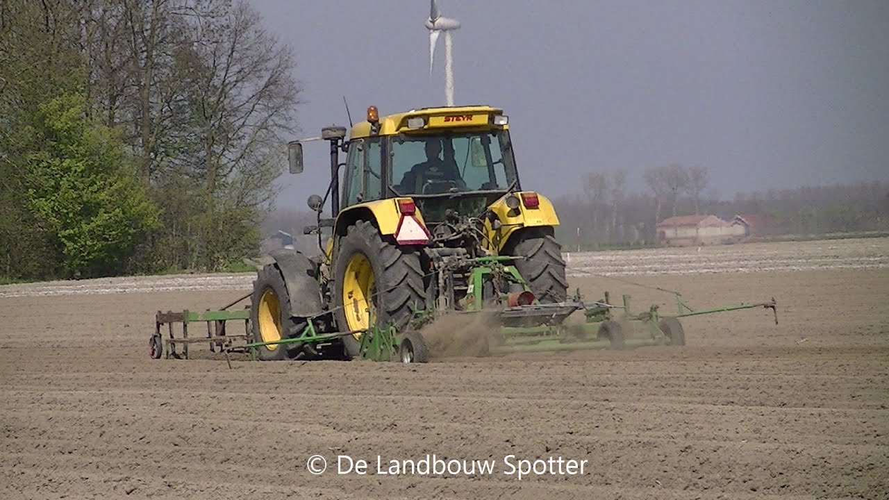 Grond bewerken met een Steyr 9094 in de Flevopolder