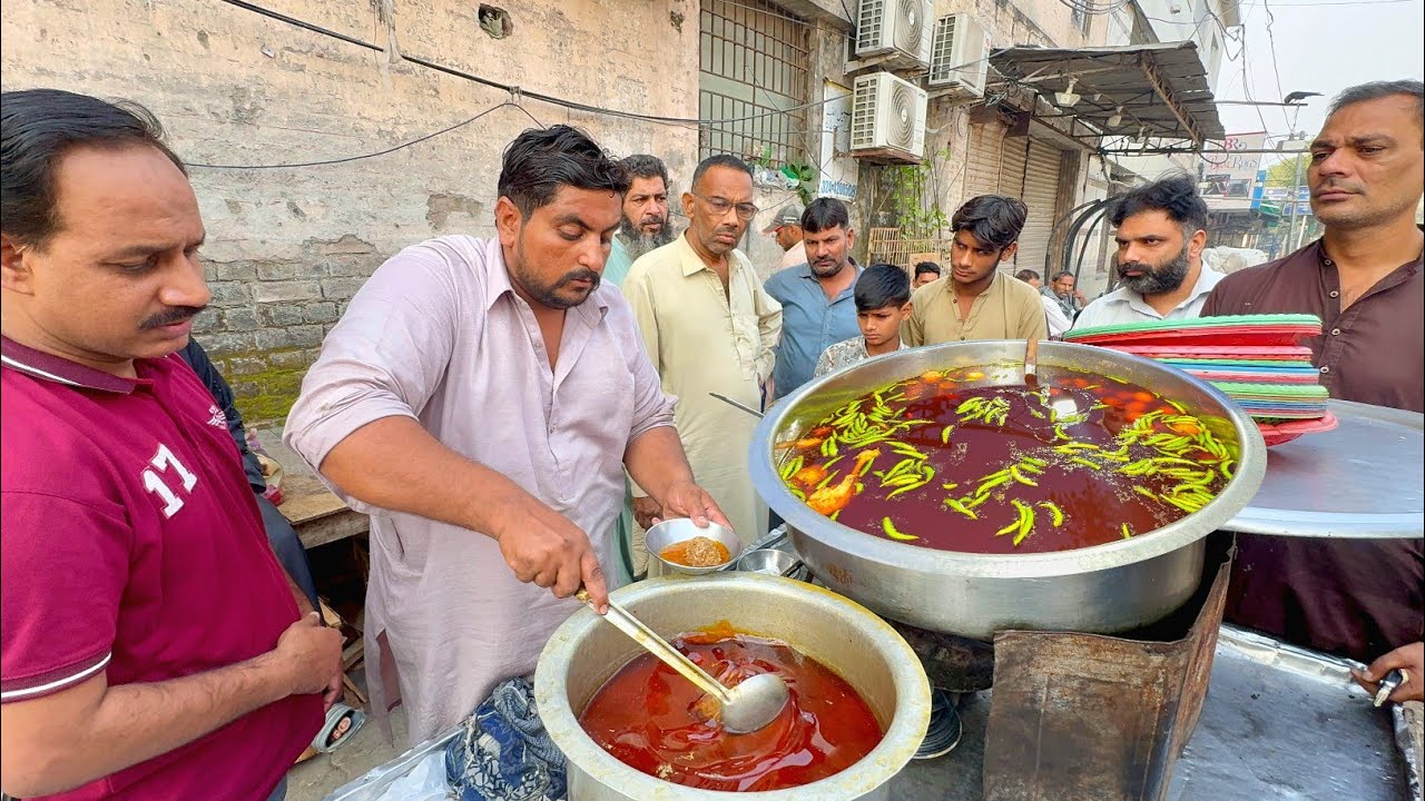 Rs 50/-🤤Highly Recommend Breakfast In Pakistan 🇵🇰 || Waqas Annda Chanay - Kofta Chanay