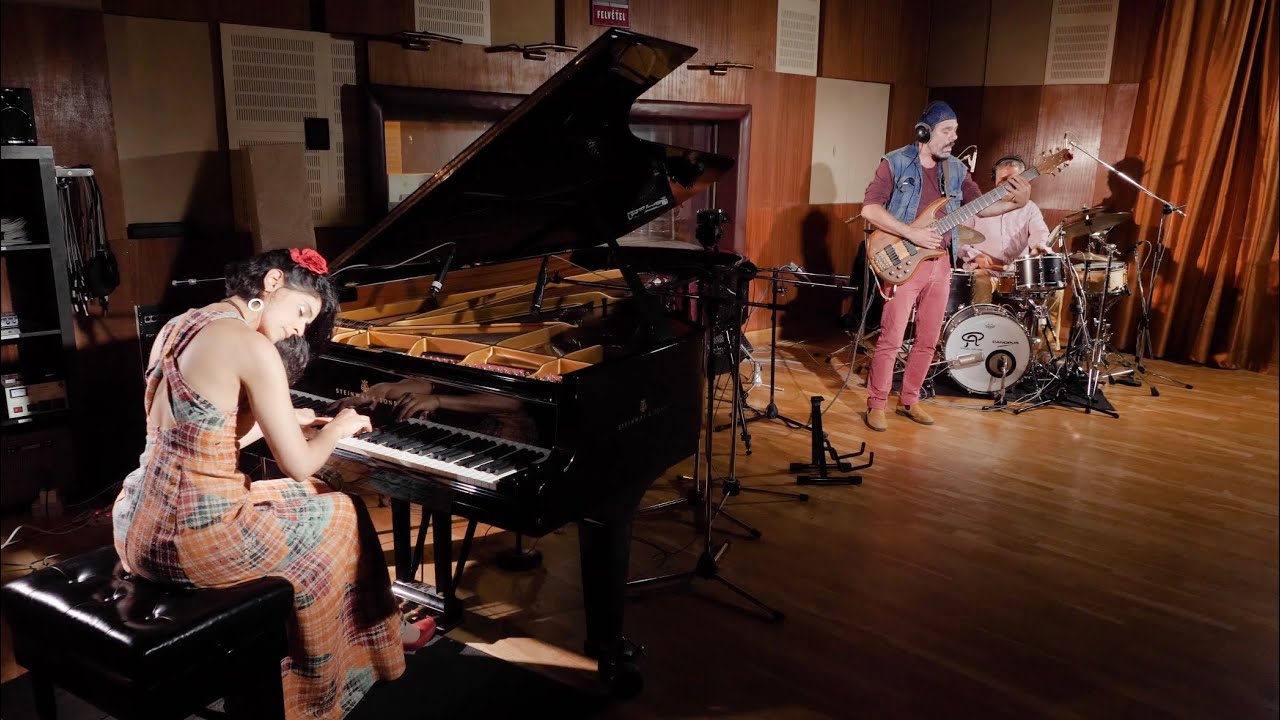 “A Fala da Paixão” (Eg. Gismonti) with Bianca Gismonti Trio - Hunnia Recorda