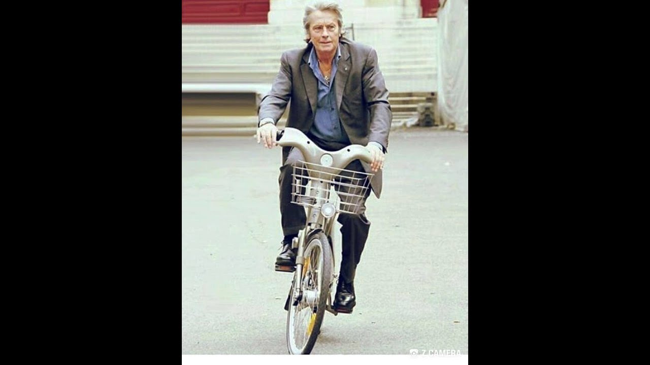 ALAIN DELON À BICYCLETTE (YVES MONTAND)