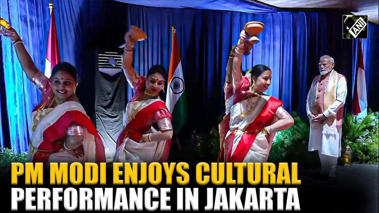 PM Modi enjoys cultural performance in Jakarta ahead of addressing Indian diaspora in Indonesia