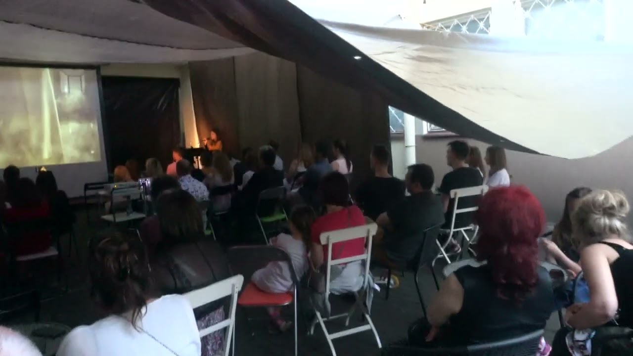 Koncert na dziedzińcu w Nutkan  Cafe 3 06 2020