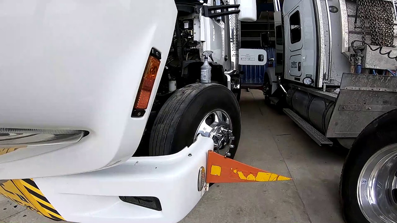 CAMBIANDOLE EL ACEITE AL KENWORTH T-880
