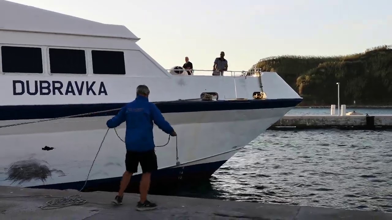Pristajanje  katamarana u luci Susak u pola  osam sati u jutro