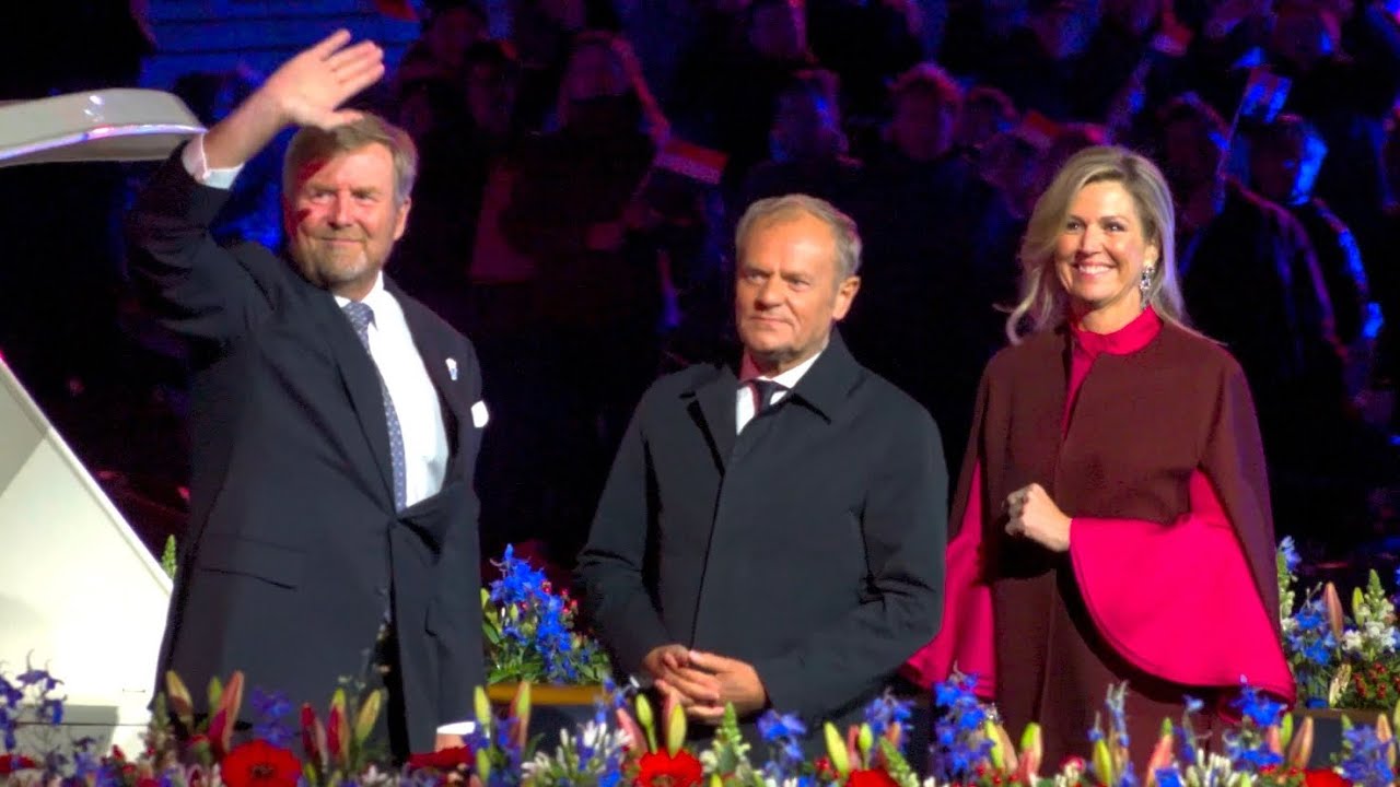 Willem-Alexander en Máxima vieren 80 jaar vrijheid tijdens muzikaal spektakel in Amsterdam