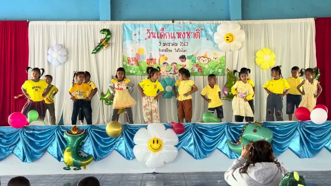 การแสดงอนุบาล peel banana ￼