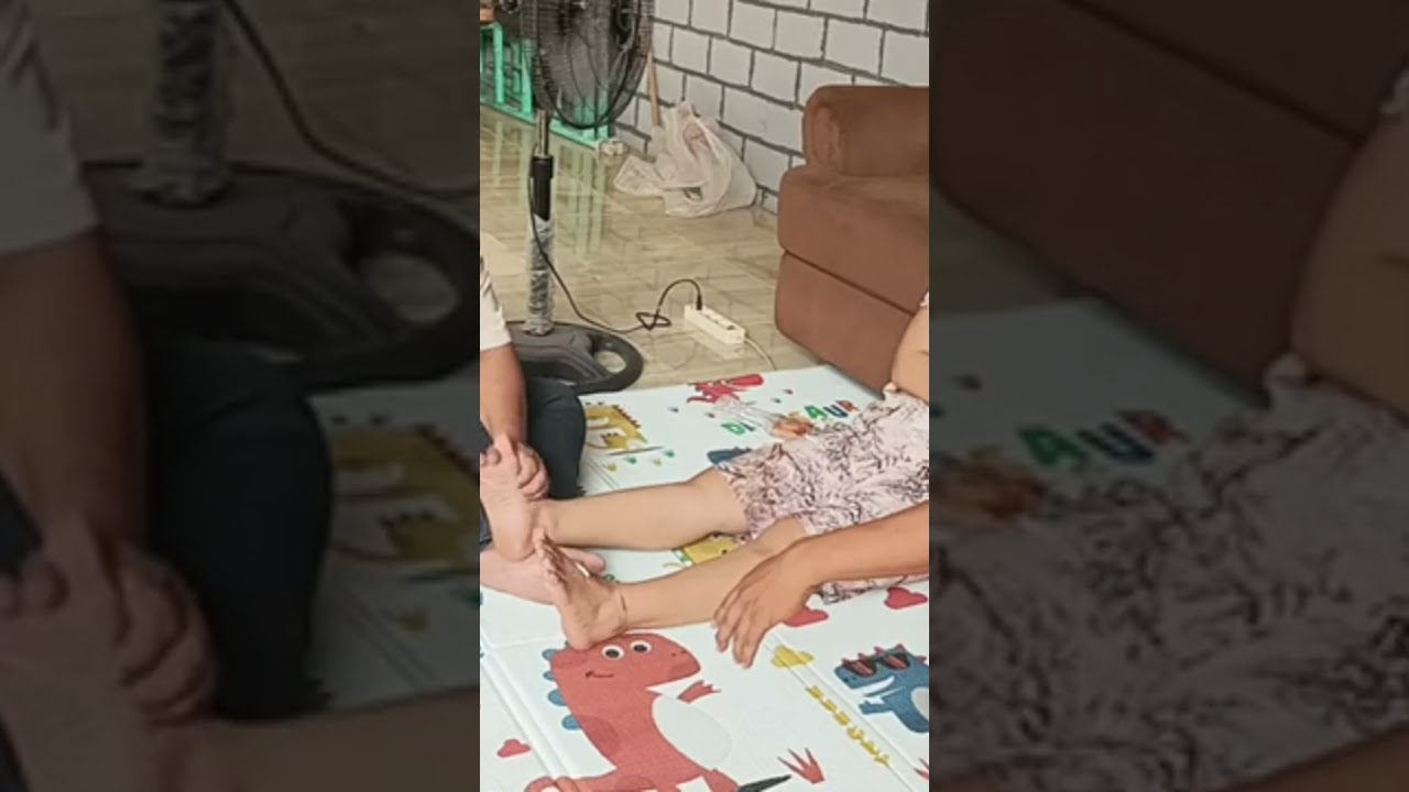 Memijat kaki  ibu muda 