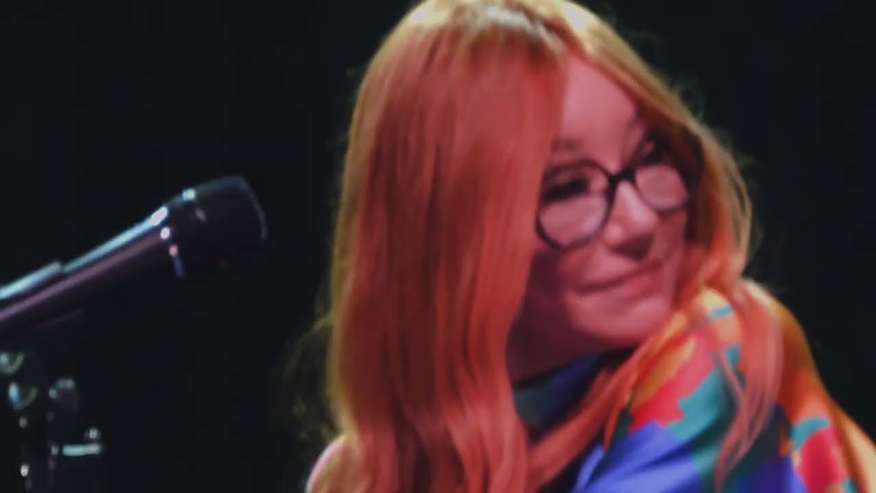 Tori Amos - Caught a Lite Sneeze w/ band (London 2022)