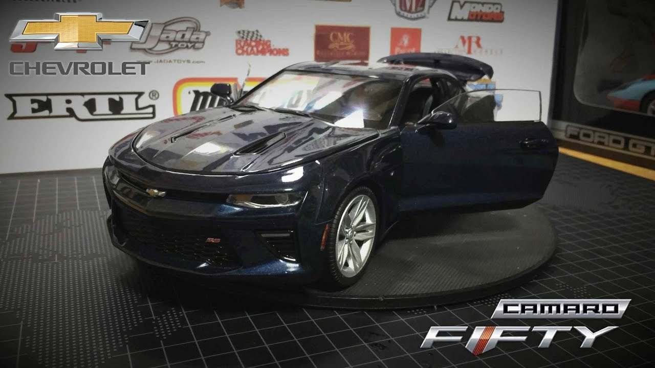 Miniatura Chevrolet Camaro SS Fifty 1/18 Auto World Edição Comemorativa 50 anos do Camaro