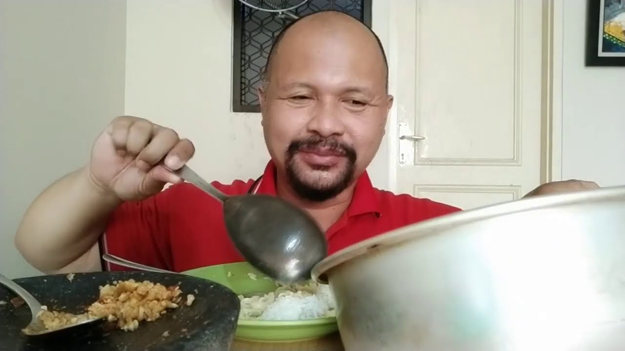 Sarapan nasi putih pakai sambal tempe mi rebus