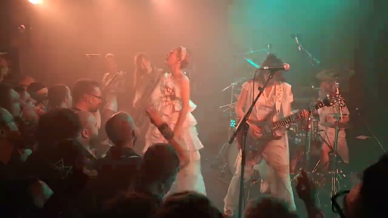 LOVEBITES : Holy War  [Live à La Maroquinerie, Paris - 25/06/2024]